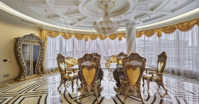 На Новом Арбате за 550 тыс. рублей в месяц предлагают снять золотую «царскую» квартиру