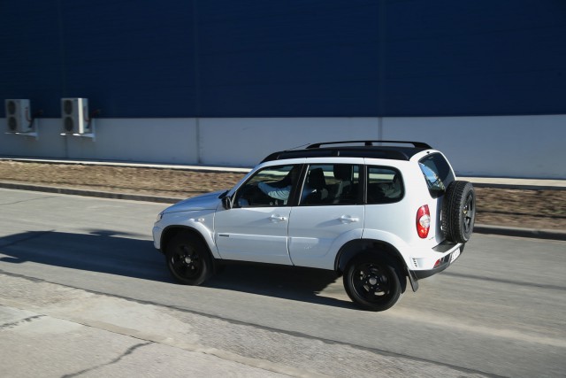 Черно-белая Chevrolet Niva спешит к дилерам
