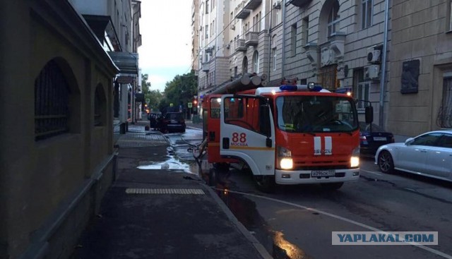 В Москве фанатики сожгли автомобиль адвоката "Матильды"
