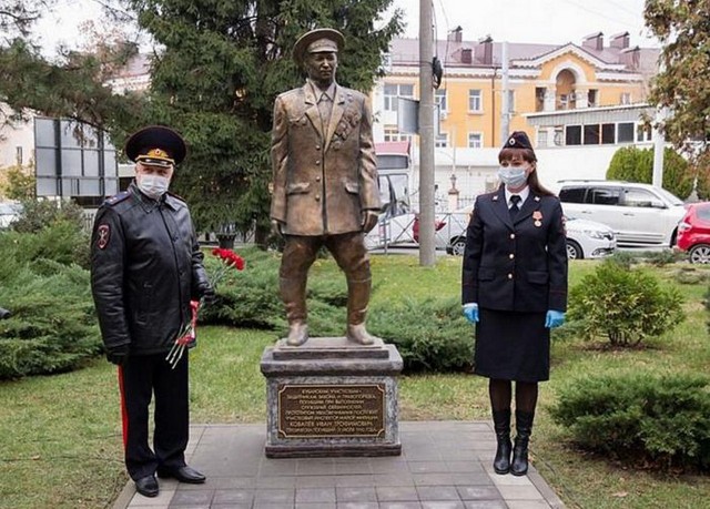 Краснодарцы раскритиковали памятник кубанским участковым