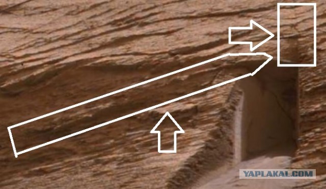 Марсоход Curiosity сфотографировал похожий на рукотворный «вход» в скалу