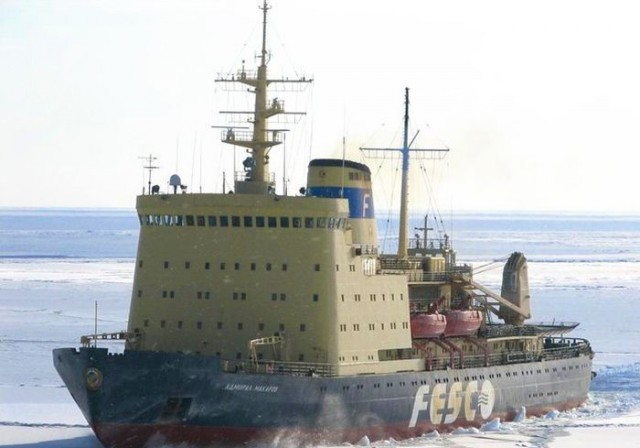 26 октября 1988 года советские моряки спасли семью китов, застрявших близ Аляски