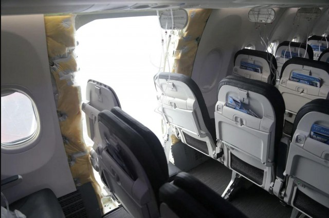 Почему у Boeing 737 прямо в полете оторвалась дверь? В США раскрыли причину и назвали виновных