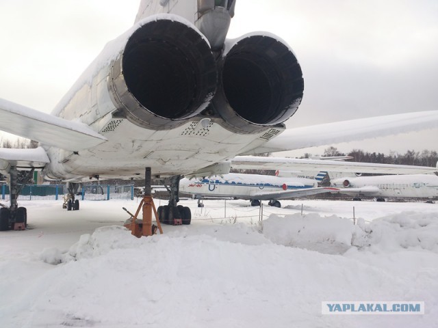 Гигант Ту-114 и кроха Як-40 в музее ВВС