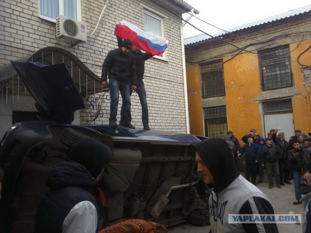 В Донецке митингующие штурмуют здание СБУ