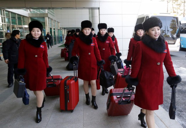 Болельщицы из КНДР прибыли на Олимпиаду в Южную Корею