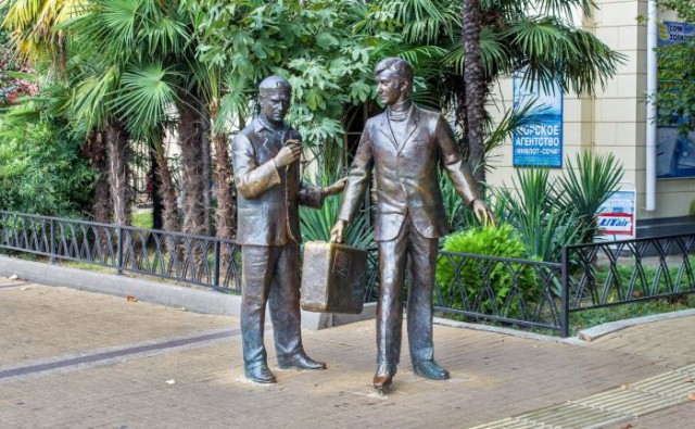 Где можно увидеть памятники героям всенародно любимых комедий Гайдая, и что сделать, чтобы они принесли удачу