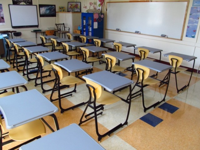 Почему в школах США ученики сидят по одному за партой, а в российских – по двое