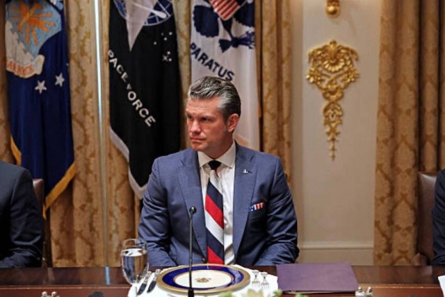 Ничто не выдавало Штирлица кроме галстука