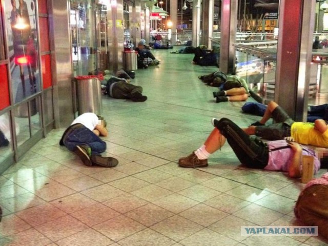 Пьяные японские бизнесмены в общественных местах