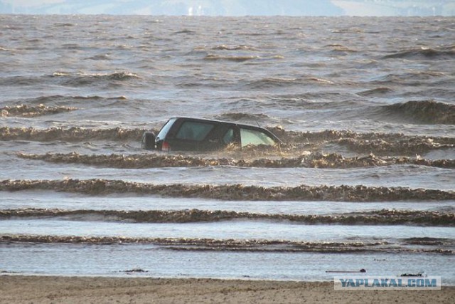 Автомобиль смыло в океан