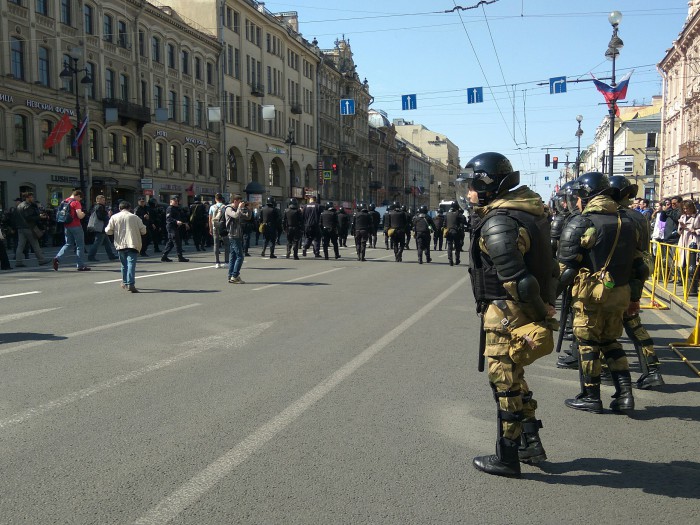 В Петербурге ОМОН начал буквально выдергивать людей из толпы "Объединённых демократов".