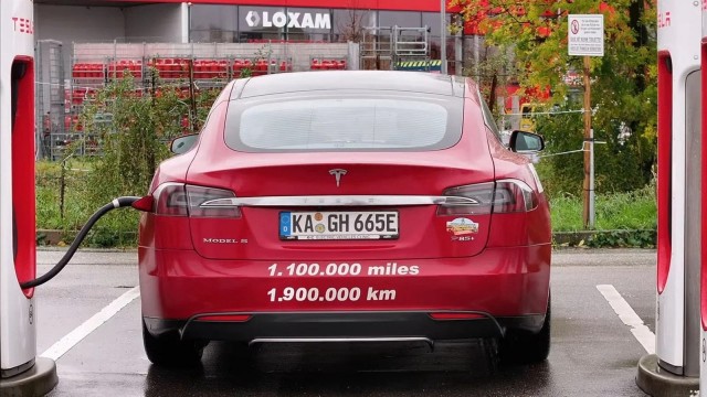 Tesla Model S смогла проехать 1,9 млн километров, но при этом пришлось 13 раз заменить двигатель