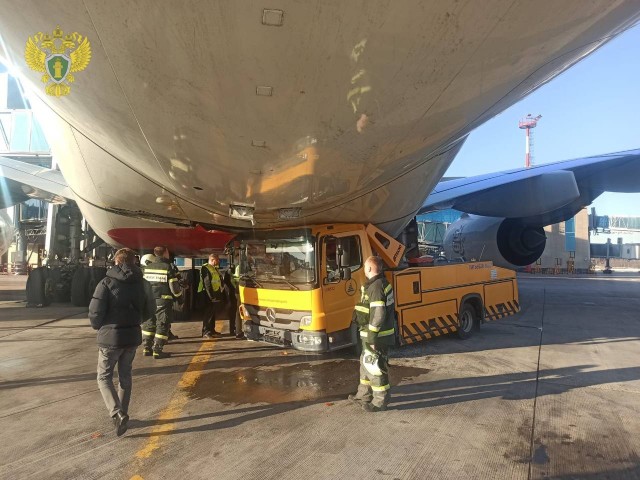 Водовоз аэропорта Домодедово повредил днище самого большого в мире пассажирского самолёта Airbus A380