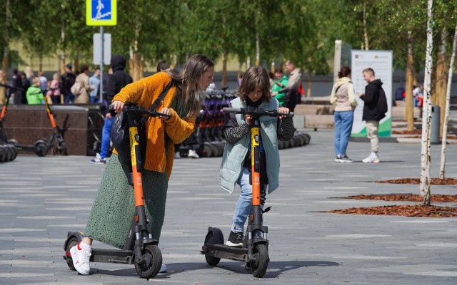 Электросамокатчиков выводят из тени. Кикшеринг предлагает обязательную верификацию ездоков через «Госуслуги»
