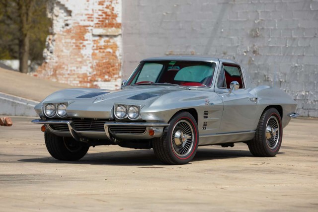 72 года Chevrolet Corvette. Немного красивых фото.