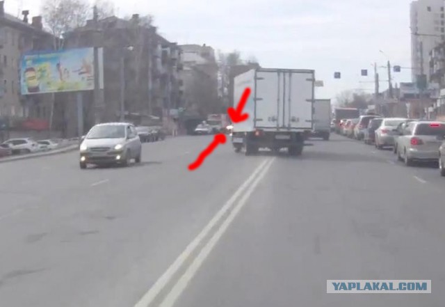 Один поворачивал , другой летел.