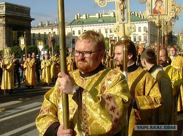 Протест дальнобойщиков в СПБ! Водители перекрыли машинами автомагистраль открытую Путиным.