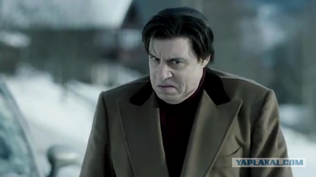 Король Норвегии Улаф V предъявляет билет кондуктору