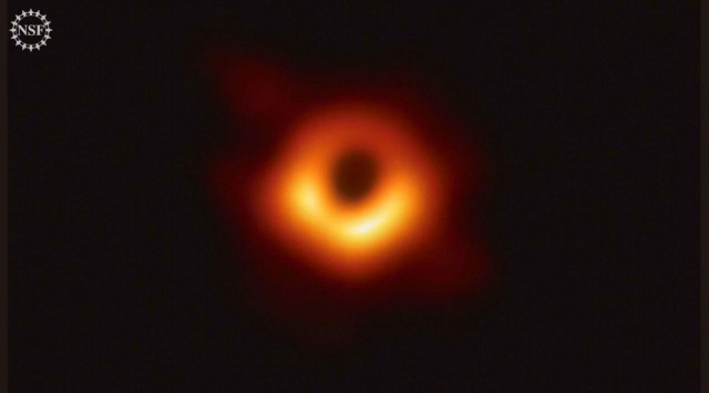 Сегодня астрофизики впервые в истории показали изображение черной дыры