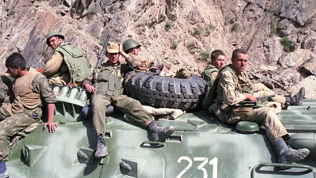 Ответ американскому "эксперту": Зачем русскому солдату "вонючие тряпки" на ногах? А чтобы с утра на свежую голову…