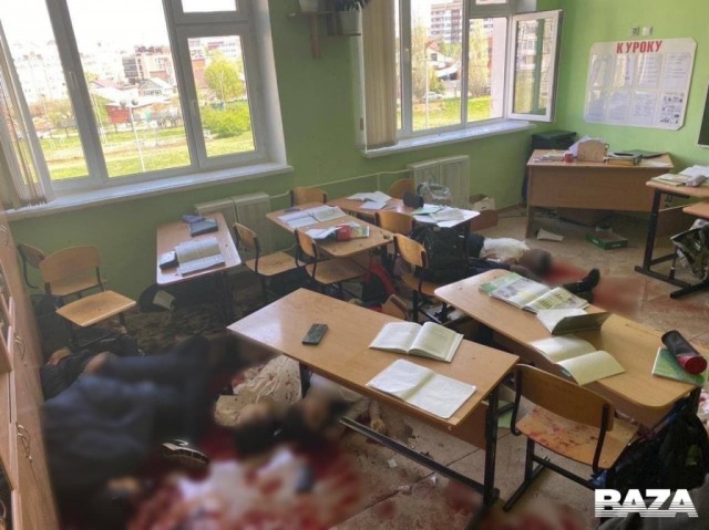 На медиафасадах российских городов появилось фото Эльвиры Игнатьевой, закрывшей собой детей от «казанского стрелка»