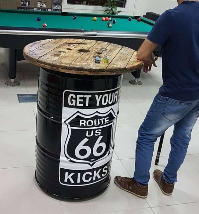 Сгнил уличный стол