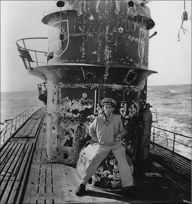 Немецкая подлодка на буксире у американского авианосца. Захват U-505