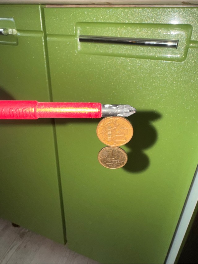 На Столешке в Москве поставили красный ящик для сбора лишних денег