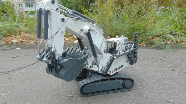 LIEBHERR R9800 Радиоуправляемая дилерская модель экскаватора в 50 масштабе
