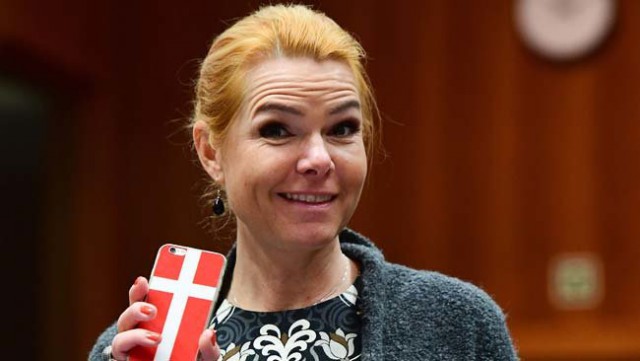 Министр иммиграции Дании проехалась по мигрантам на машине