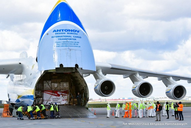Гружённая Мрия Ан-225 машет крыльями по прибытию в Варшаву