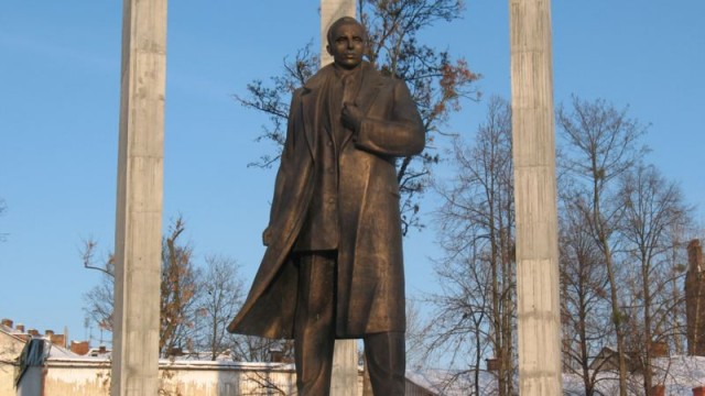 Украина: народ громит памятники Бандере и Шухевичу