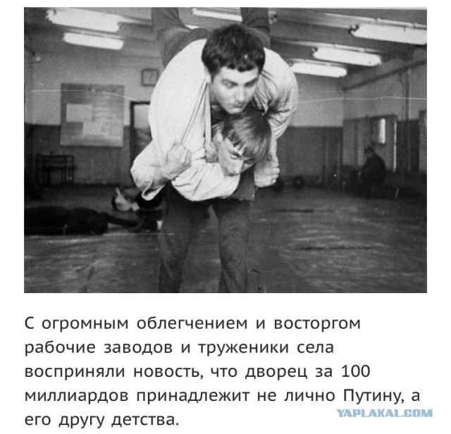 "Страна, которой нет" и "Полная дичь". Фото силовиков на фоне вывесок и надписей