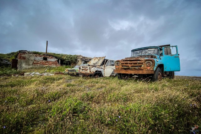 Заброшенная техника и продовольственный склад на диком острове Кильдин