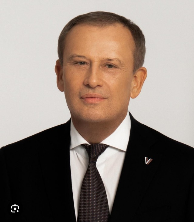 Губернатору Ленинградской области Александру Дрозденко никак не удается получить аудиенцию у Владимира Путина.