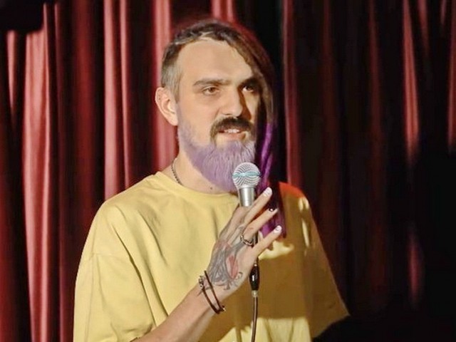 Понимаю, что он всех уже достал тут. Но посмотрите как человек сразу нормальный вид приобретает когда за жопу взяли.