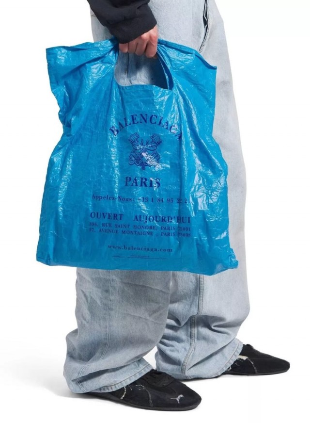 Balenciaga выпустила синюю мятую сумку