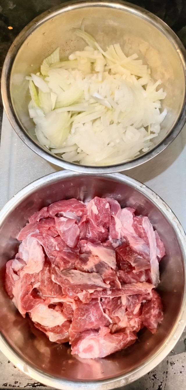 Говядина тушёная в сметанным соусе