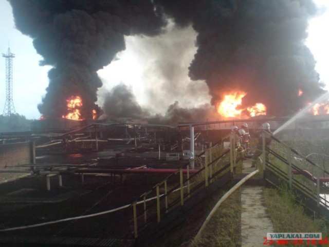 Взрыв в нефтяном резервуаре