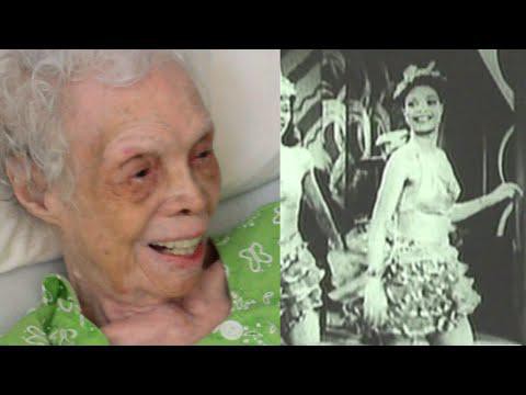 102-летняя женщина впервые смотрит кадры своих