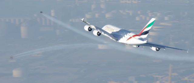 Экстремалы полетали вокруг Airbus A380 над Дубаем