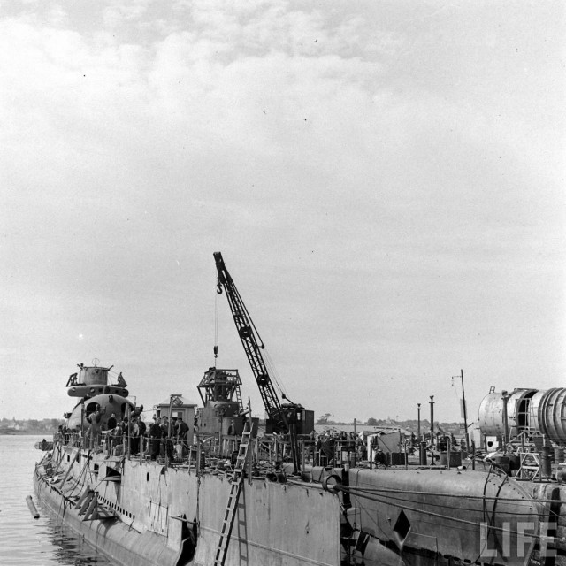 " Веселый Роджер" над субмариной