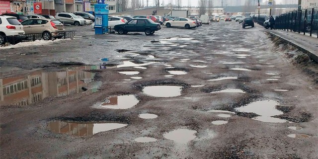 Чемоданы, зонтики и блондинка