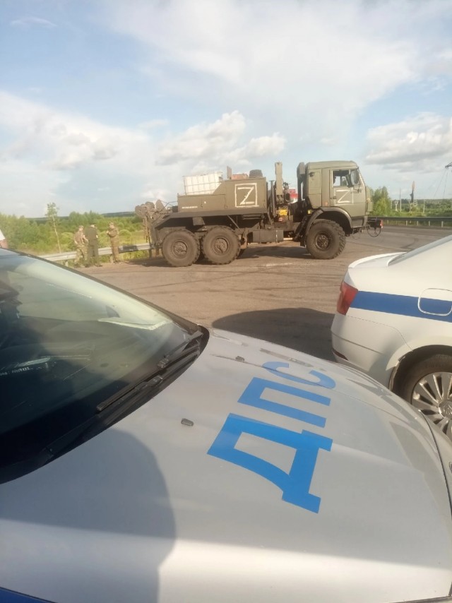 Три человека пострадали после столкновения военного «Тигра» с фурой в Смоленской области.