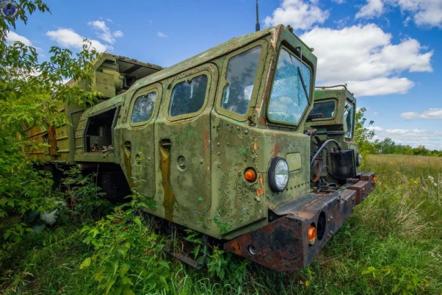 Брошенные ракетовозы РВСН возле бывшей базы утилизации ракетной техники