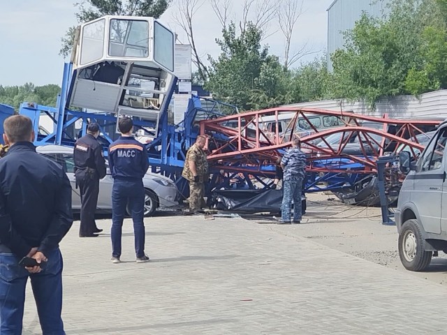 В Новосибирске на стройке жилого комплекса рухнул кран с 57-летней крановщицей внутри