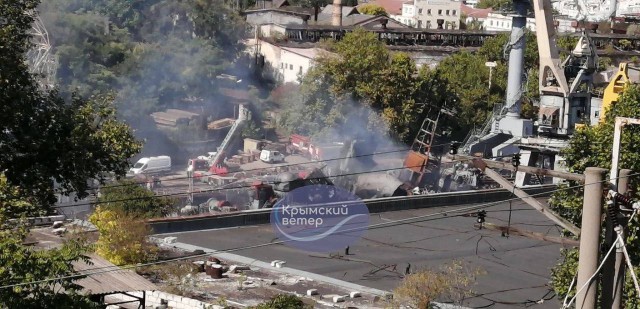 При атаке на сухой док "Севастопольского морского завода" под удар попали десантный корабль "Минск" и подлодка "Ростов-на-Дону"