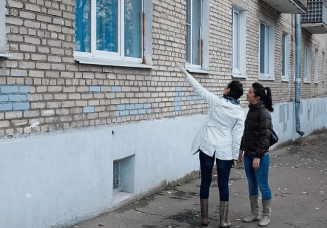 Олухи! Как вы живёте на первых 2-3 этажах? Вся жизнь видна в окно!