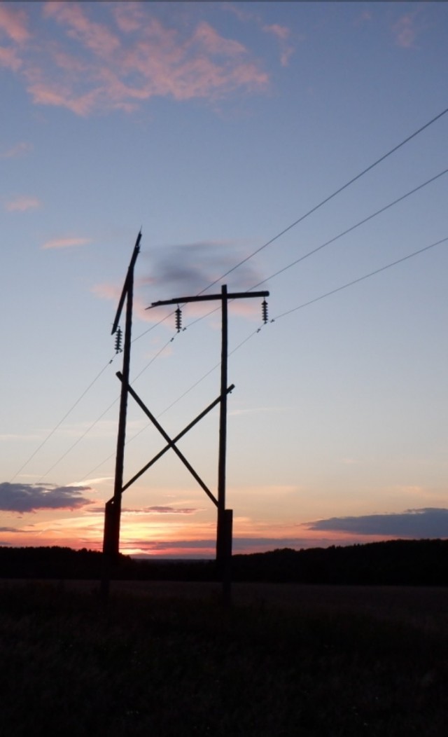 Кадры установки второй временной опоры ЛЭП с помощью вертолёта под Мурманском.